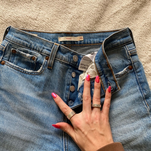Wedgie fit Levi’s. Size 25 - Picture 3 of 3